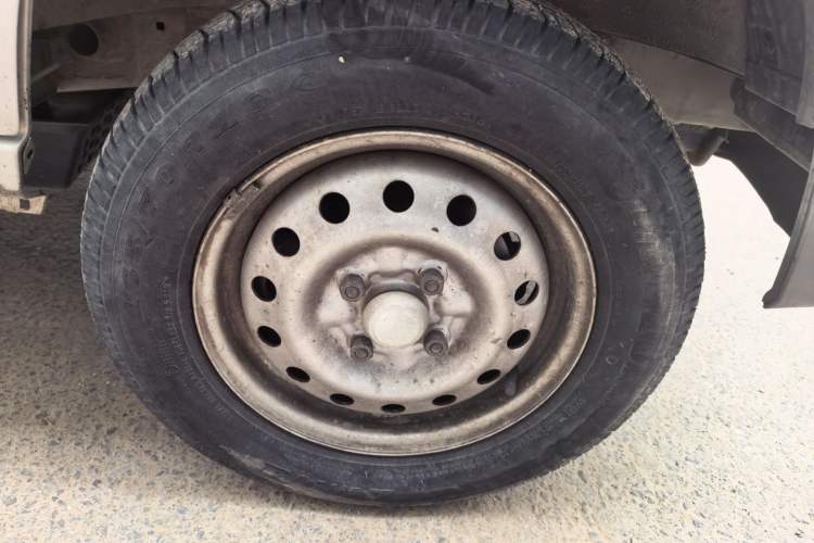 Used Wuling Zhiguang 2015 1.2L Practical LS-I Model Right Front Wheel Hub