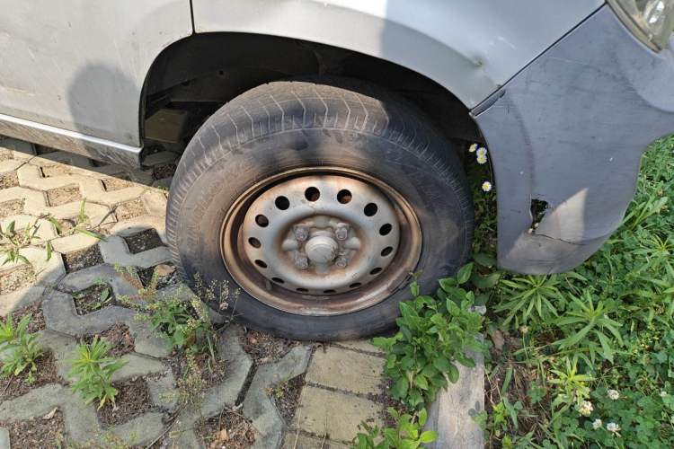 Used Wuling Zhiguang 2015 1.2L Practical LS-I Model Right Front Wheel Hub