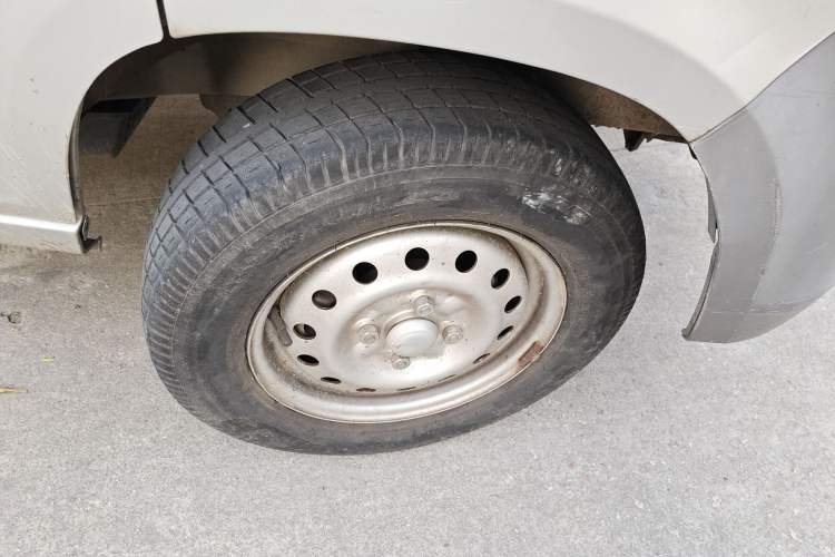 Used Wuling Zhiguang 2015 1.2L Practical LS-I Model Right Front Wheel Hub