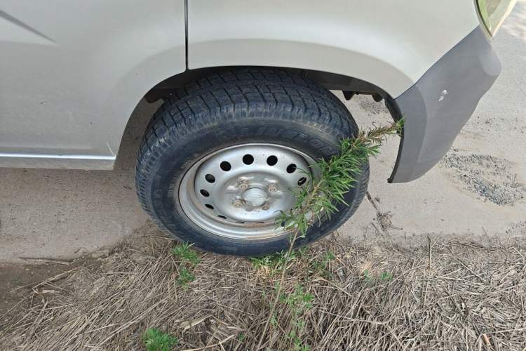 Used Wuling Zhiguang 2015 1.2L Practical LS-I Model Right Front Wheel Hub