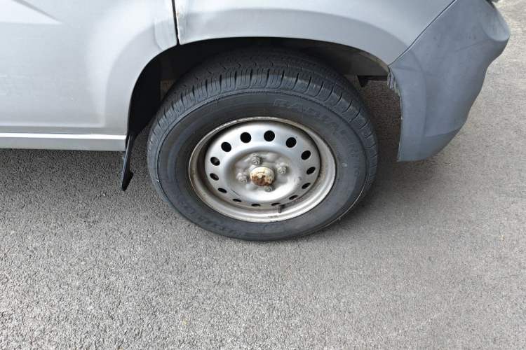 Used Wuling Zhiguang 2015 1.2L Practical LS-I Model Right Front Wheel Hub