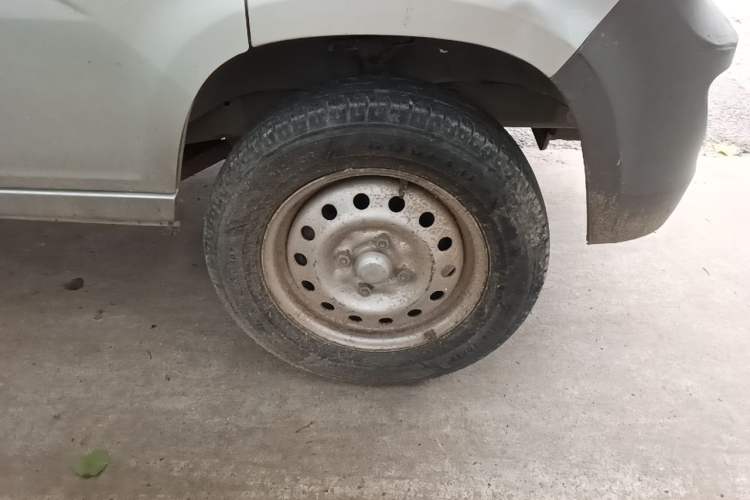 Used Wuling Zhiguang 2015 1.2L Practical LS-I Model Right Front Wheel Hub