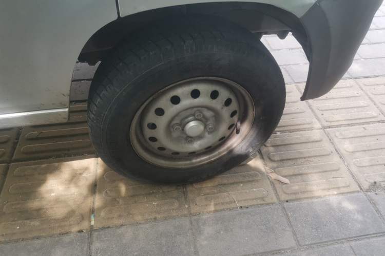 Used Wuling Zhiguang 2015 1.2L Practical LS-I Model Right Front Wheel Hub