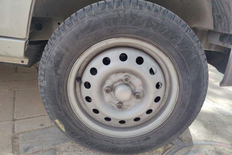 Used Wuling Zhiguang 2015 1.2L S Practical Model LSI Right Front Wheel Hub