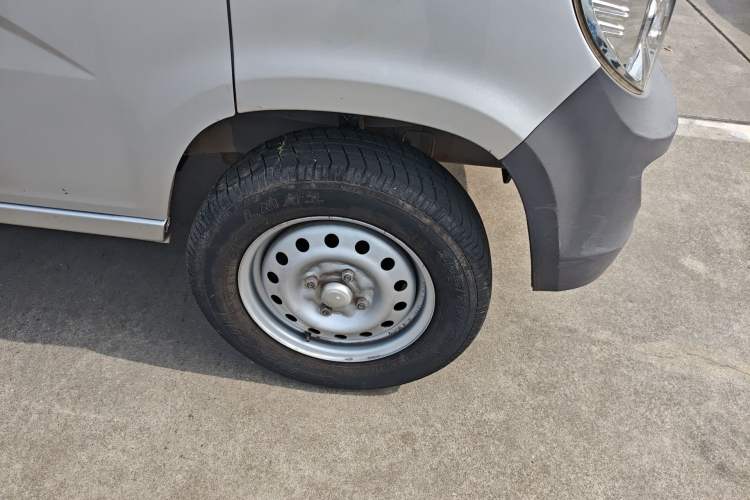 Used Wuling Zhiguang 2015 1.2L Practical LS-I Model Right Front Wheel Hub