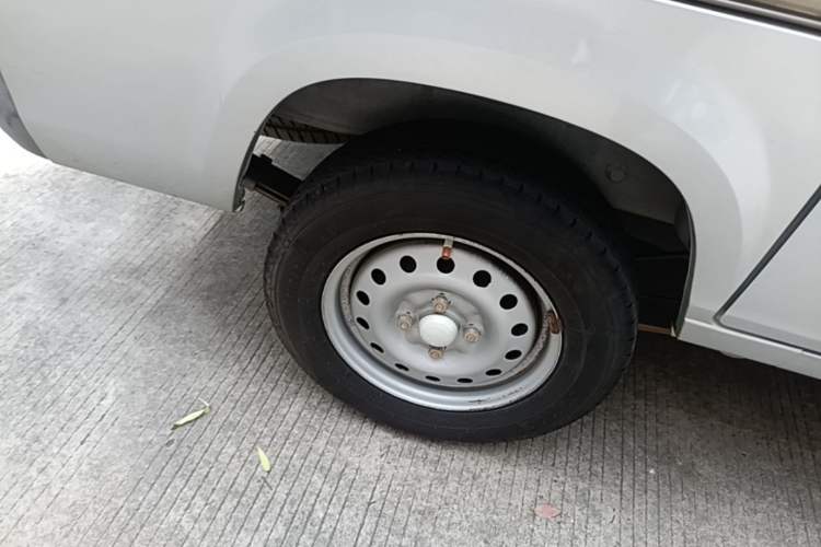 Used Wuling Zhiguang 2015 1.2L Practical LS-I Model Right Rear Wheel Hub
