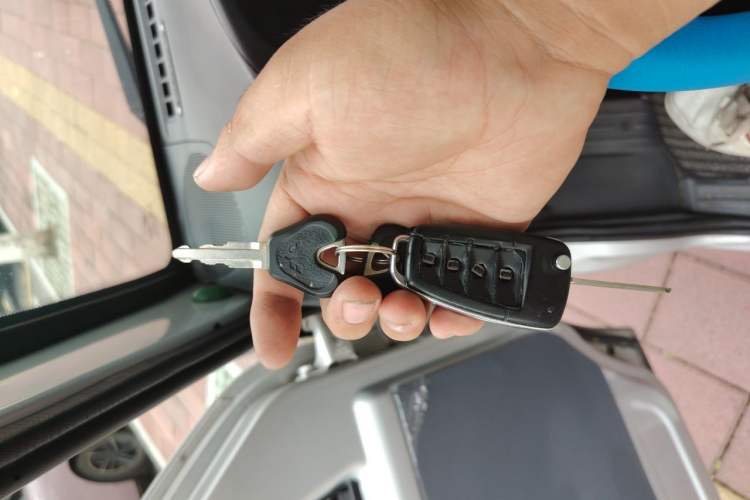 Used Wuling Zhiguang 2015 1.2L Standard Model LSI Vehicle Key