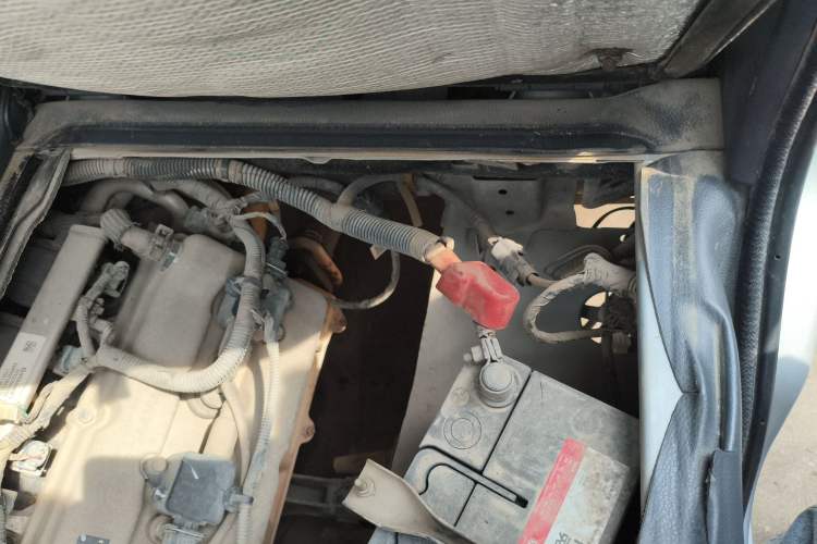 Used Wuling Zhiguang 2015 1.2L Practical LS-I Model Engine Bay Left