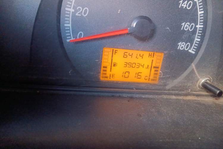 Used Wuling Zhiguang 2015 1.2L Practical LS-I Model Odometer Close Up
