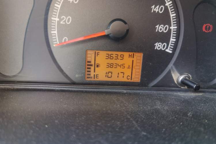 Used Wuling Zhiguang 2015 1.2L Practical LS-I Model Odometer Close Up