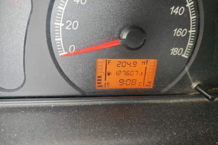 Used Wuling Zhiguang 2015 1.2L Practical LS-I Model Odometer Close Up