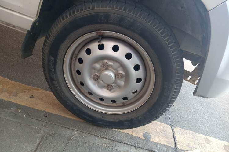Used Wuling Zhiguang 2015 1.2L Practical LS-I Model Right Front Wheel Hub