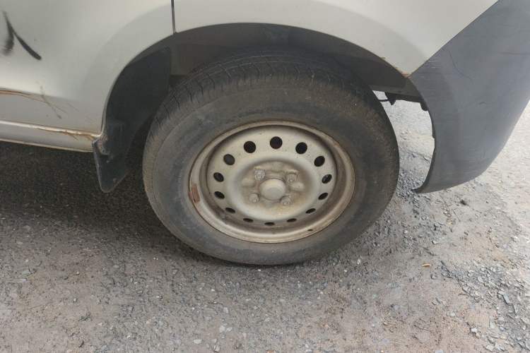 Used Wuling Zhiguang 2015 1.2L S Standard Model LSI Right Front Wheel Hub
