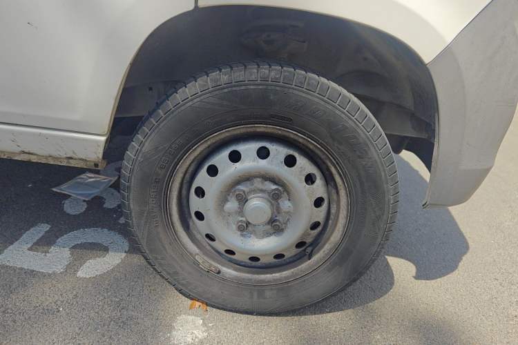 Used Wuling Zhiguang 2015 1.2L Practical LS-I Model Right Front Wheel Hub