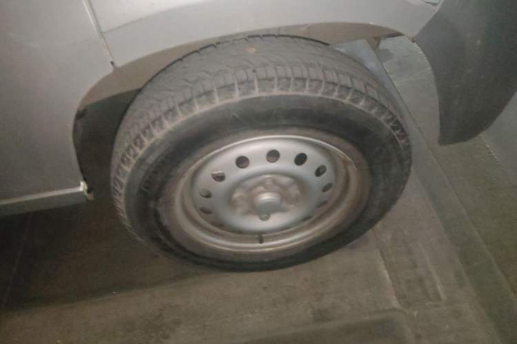 Used Wuling Zhiguang 2019 1.2L Van Utility Model 2 Seats Right Front Wheel Hub