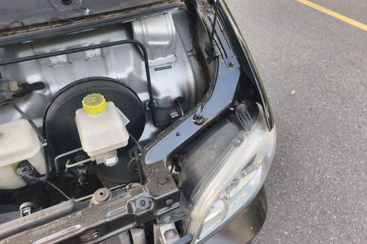 Used Wuling Zhiguang 2020 1.2L Practical Model China VI LSI Engine Bay Left