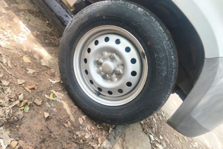 Used Wuling Zhiguang 2020 1.2L Van Utility Model China VI Emission Standard 2 Seats LSI Right Front Wheel Hub