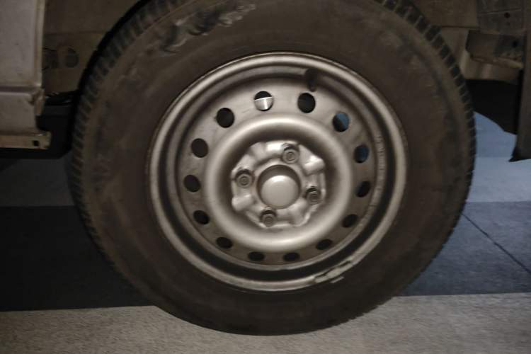 Used Wuling Zhiguang 2020 1.2L Practical Model China VI LSI Right Front Wheel Hub