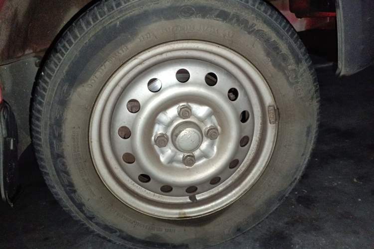 Used Wuling Zhiguang 2020 1.2L Practical Model China VI LSI Right Front Wheel Hub