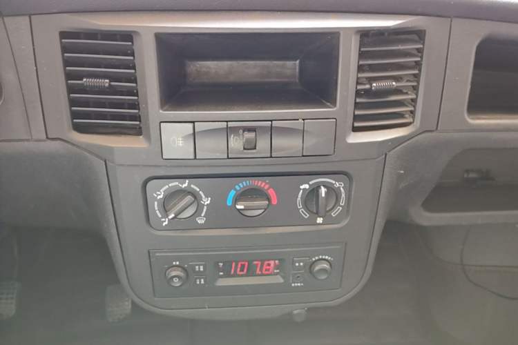 Used Wuling Zhiguang 2020 1.2L Van Utility Model China VI Emission Standard 2 Seats LSI Audio And AC Panel
