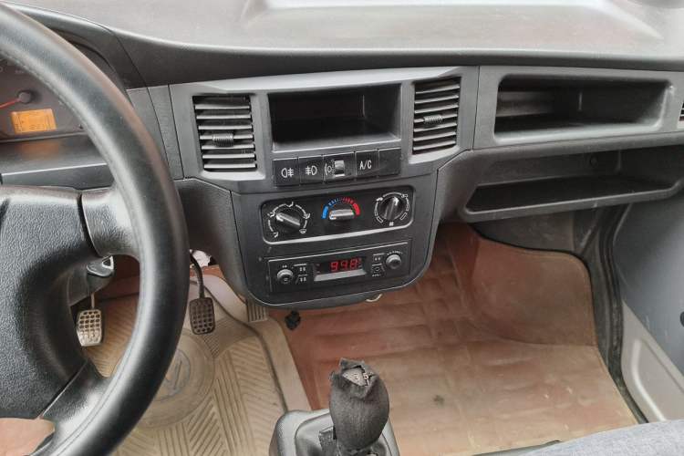 Used Wuling Zhiguang 2020 1.2L Practical Model China VI LSI Audio And AC Panel