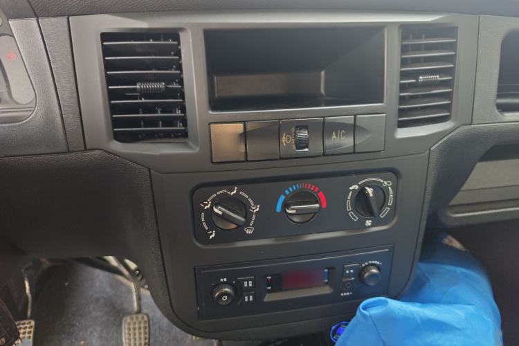 Used Wuling Zhiguang 2020 1.2L Van Utility Model China VI Emission Standard 5-Seater LSI Audio And AC Panel