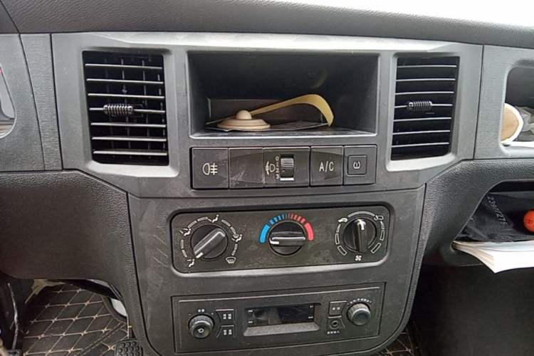 Used Wuling Zhiguang 2020 1.2L Practical Model China VI LSI Audio And AC Panel