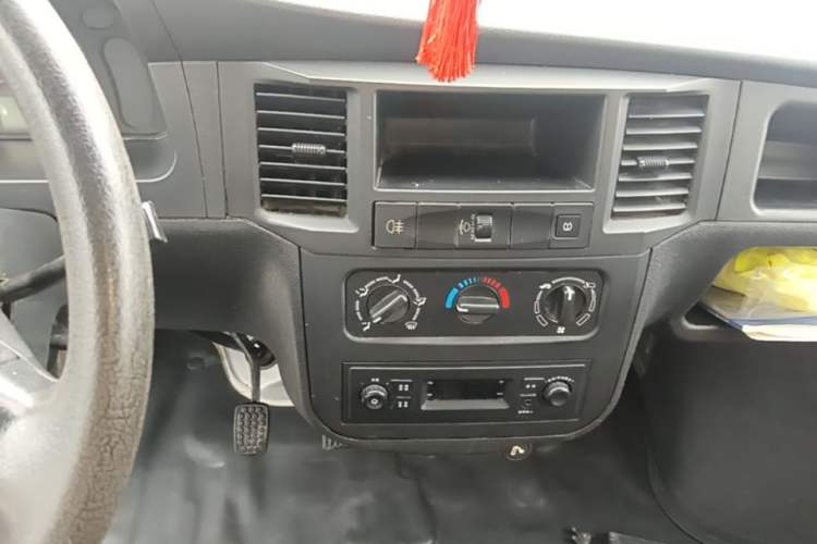 Used Wuling Zhiguang 2020 1.2L Practical Model China VI LSI Audio And AC Panel