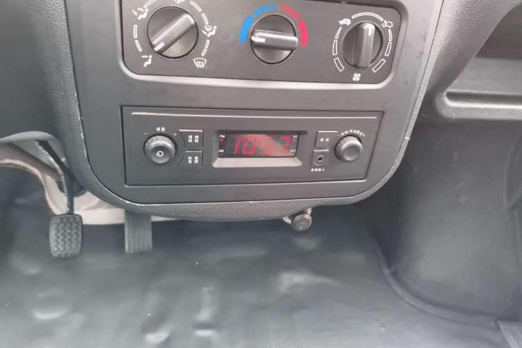 Used Wuling Zhiguang 2020 1.2L Van Utility Model China VI Emission Standard 5-Seater LSI Audio And AC Panel