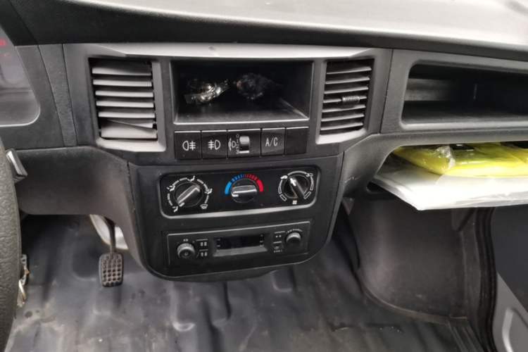 Used Wuling Zhiguang 2020 1.2L Van Utility Model China VI Emission Standard 2 Seats LSI Audio And AC Panel