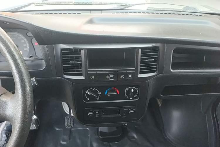Used Wuling Zhiguang 2020 1.2L Practical Model China VI LSI Audio And AC Panel