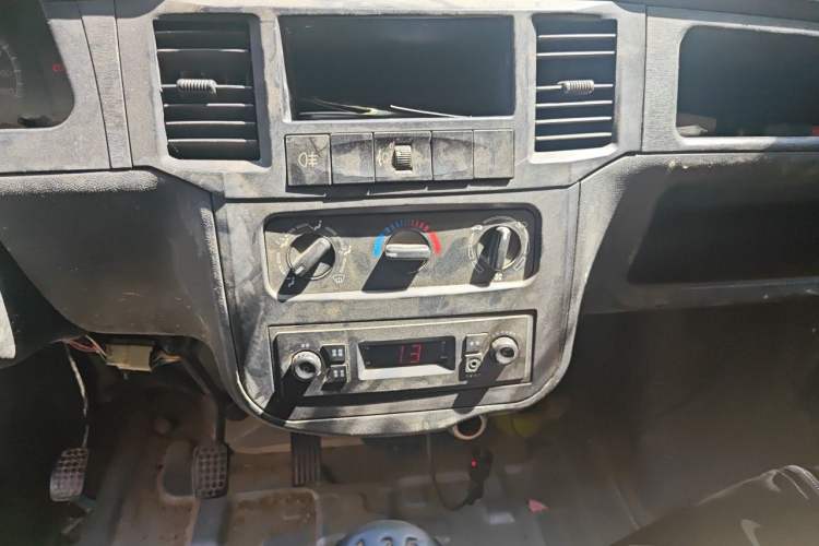 Used Wuling Zhiguang 2020 1.2L Practical Model China VI LSI Audio And AC Panel