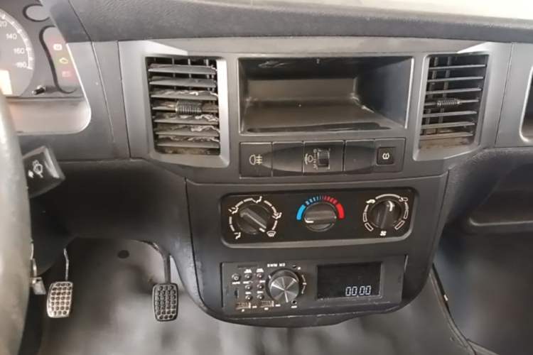 Used Wuling Zhiguang 2020 1.2L Practical Model China VI LSI Audio And AC Panel