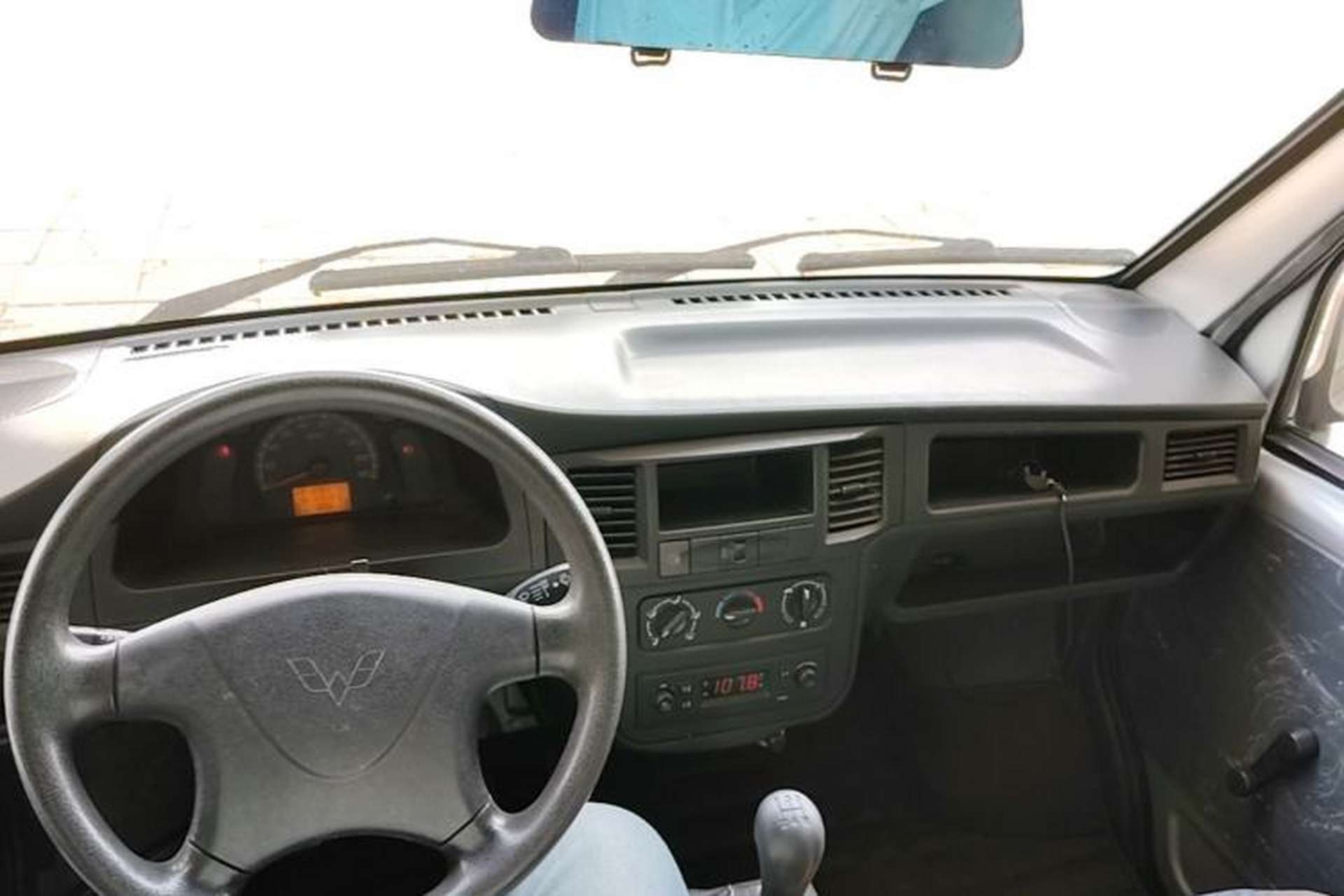 Used Wuling Zhiguang 2020 1.2L Van Utility Model China VI Emission Standard 2 Seats LSI Center Console