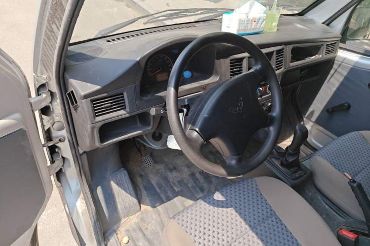 Used Wuling Zhiguang 2020 1.2L Van Utility Model China VI Emission Standard 2 Seats LSI Center Console