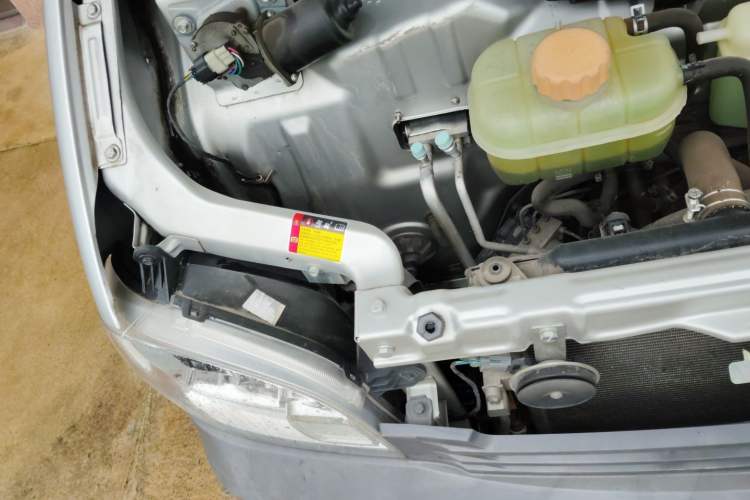 Used Wuling Zhiguang 2020 1.2L Practical Model China VI LSI Engine Bay Right