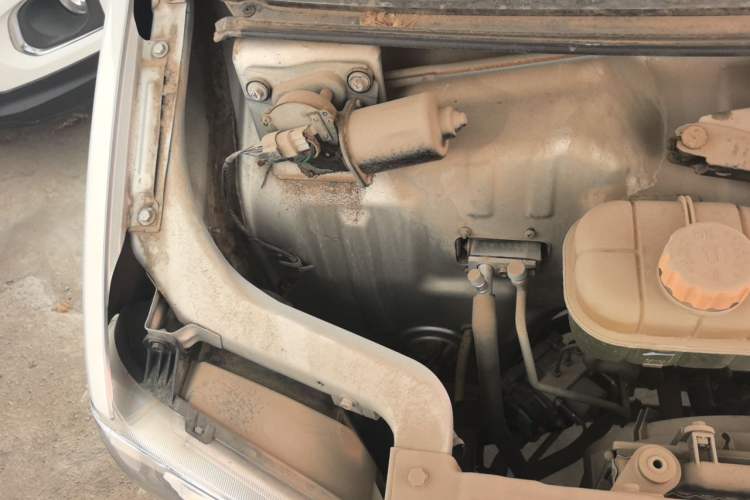Used Wuling Zhiguang 2020 1.2L Practical Model China VI LSI Engine Bay Right