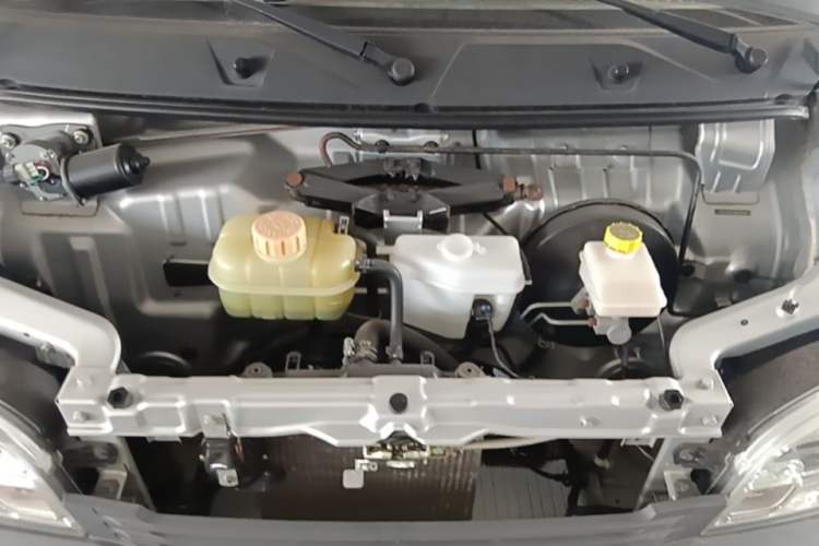 Used Wuling Zhiguang 2020 1.2L Practical Model China VI LSI Engine Bay