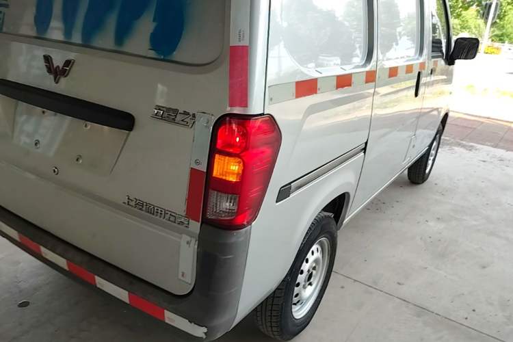 Used Wuling Zhiguang 2020 1.2L Van Utility Model China VI Emission Standard 2 Seats LSI Exterior 3