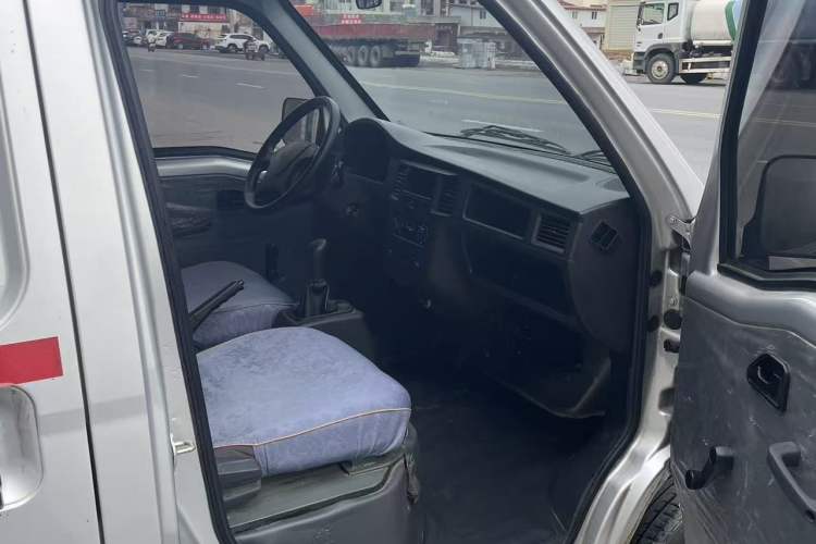 Used Wuling Zhiguang 2020 1.2L Van Utility Model China VI Emission Standard 5-Seater LSI Exterior 4