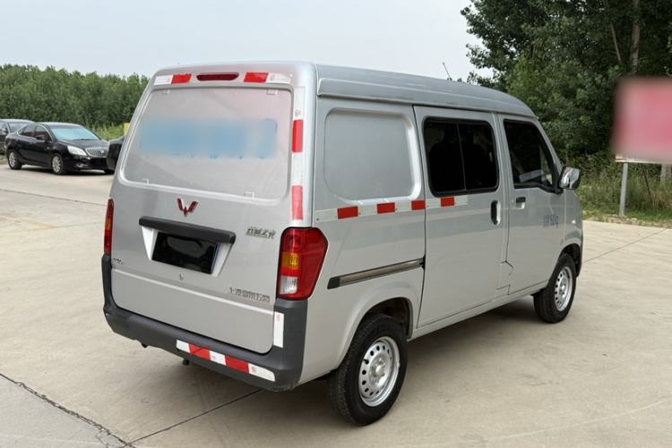 Used Wuling Zhiguang 2020 1.2L Van Utility Model China VI Emission Standard 5-Seater LSI Exterior 5