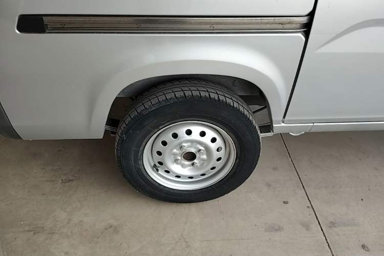 Used Wuling Zhiguang 2020 1.2L Van Utility Model China VI Emission Standard 2 Seats LSI Exterior 5