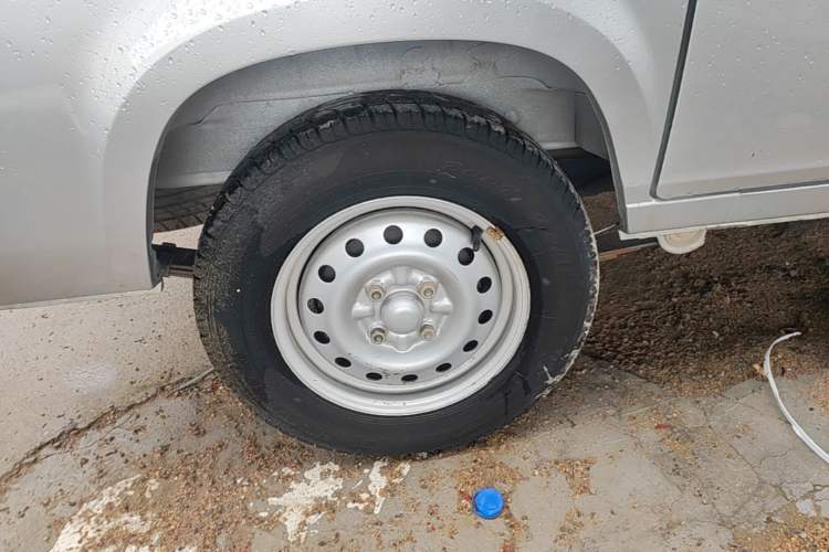 Used Wuling Zhiguang 2020 1.2L Van Utility Model China VI Emission Standard 2 Seats LSI Exterior 5