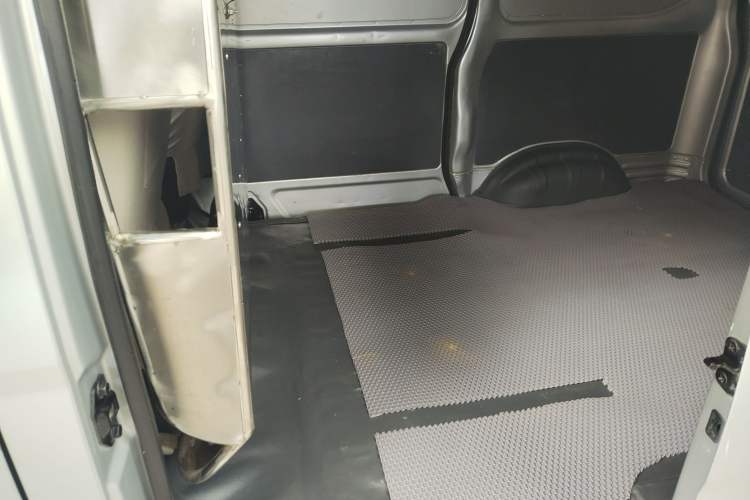 Used Wuling Zhiguang 2020 1.2L Van Utility Model China VI Emission Standard 2 Seats LSI Exterior 6