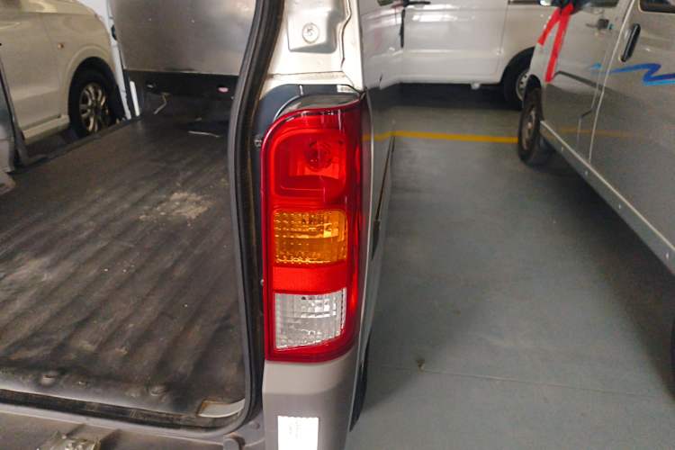Used Wuling Zhiguang 2020 1.2L Van Utility Model China VI Emission Standard 2 Seats LSI Exterior 6