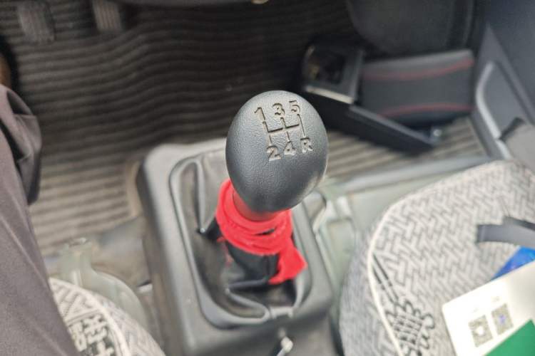 Used Wuling Zhiguang 2020 1.2L Van Utility Model China VI Emission Standard 2 Seats LSI Gear Lever