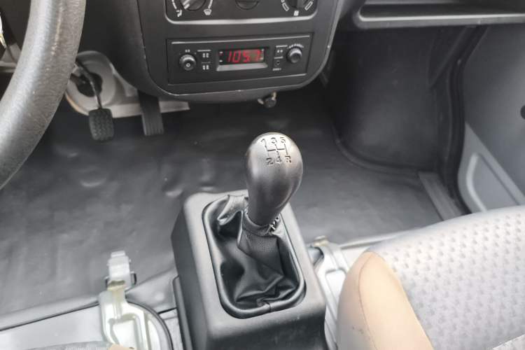 Used Wuling Zhiguang 2020 1.2L Van Utility Model China VI Emission Standard 5-Seater LSI Gear Lever