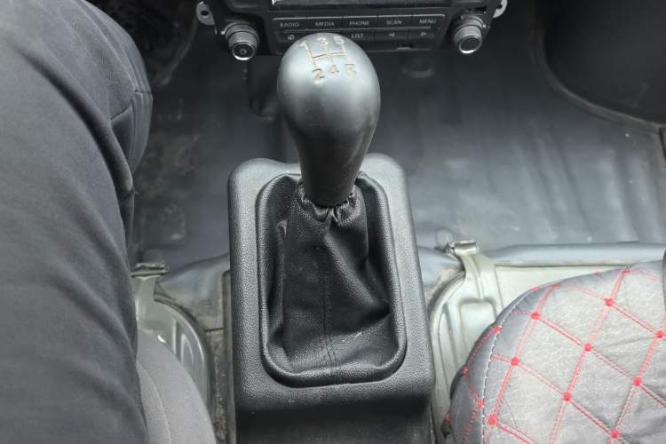 Used Wuling Zhiguang 2020 1.2L Van Utility Model China VI Emission Standard 2 Seats LSI Gear Lever