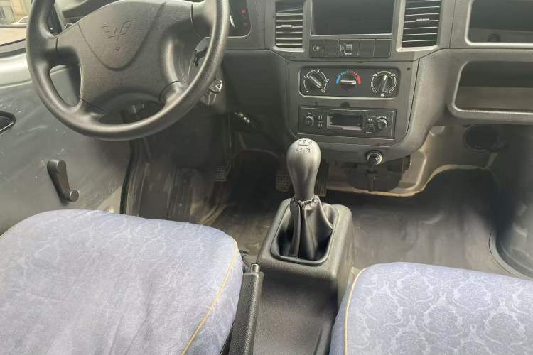 Used Wuling Zhiguang 2020 1.2L Van Utility Model China VI Emission Standard 5-Seater LSI Interior 1