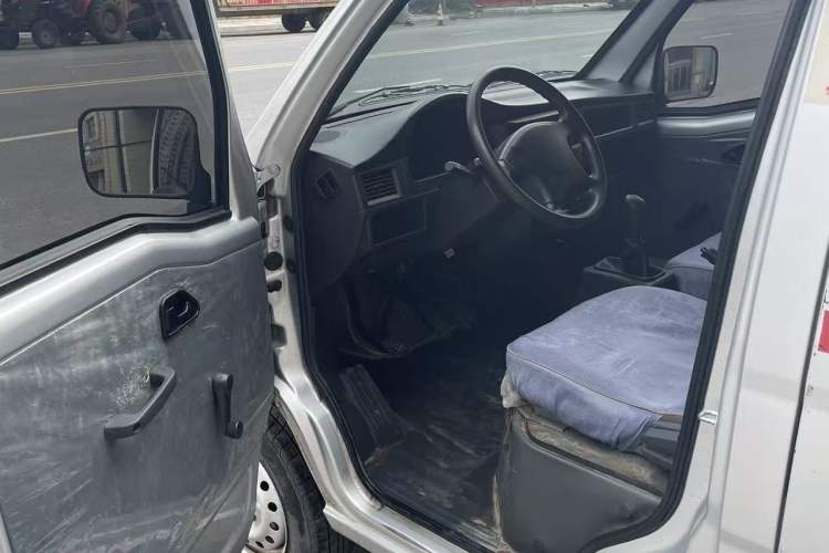 Used Wuling Zhiguang 2020 1.2L Van Utility Model China VI Emission Standard 5-Seater LSI Interior 2